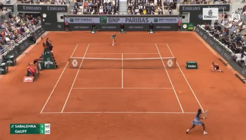 Gauff in the 2025 Roland-Garros vs Sabalenka